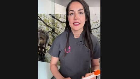 Janira Sánchez, odontóloga: "Al mojar el cepillo, estás diluyendo la pasta, haciendo que sea mucho menos efectiva"