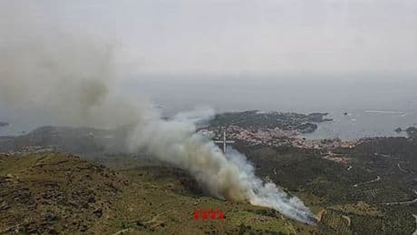 Un incendio forestal obliga a cortar la carretera de acceso a Cadaqués