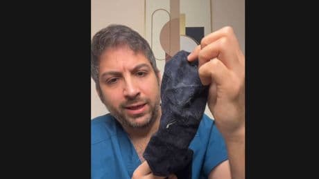 Álvaro Fernández, farmacéutico, sobre dormir con calcetines: "Tienen hasta veinte veces más bacterias que el váter de tu casa"