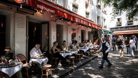 Avec le retour du soleil, les Français se ruent vers les terrasses mais les places sont chères
