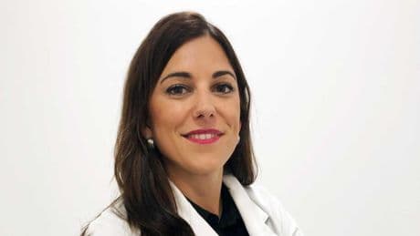 Claudia Bernárdez, dermatóloga: “Si usas herramientas de calor es muy importante usar un protector térmico porque se forma una pequeña película que tiene varias funciones, como que el pelo quede más brillante y suave”