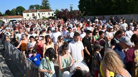 A Nogent, une foule pour la marche blanche en hommage à la surveillante tuée par un collégien