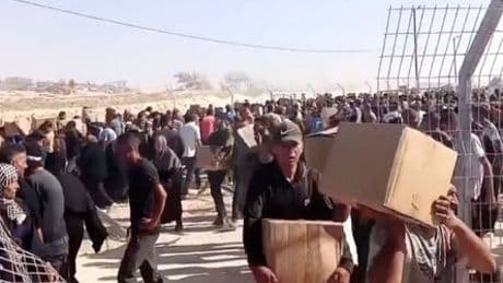 Gaza: Hungernde Palästinenser stürmen neues Verteilzentrum für Hilfsgüter