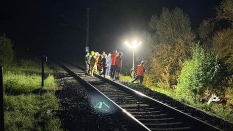 Unfall an Bahnübergang: Zug und Auto kollidieren: Zwei 23-Jährige sterben