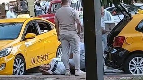 Taksi durağında kavga: İki şoförü ayaklarından vurdu