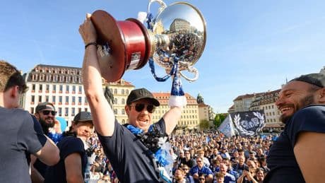 Irrer Flug zur Malle-Party - Polizei hilft Meister bei Pokal-Schmuggel