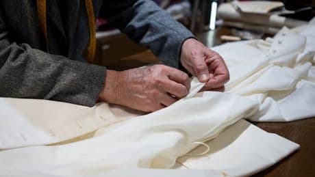 Qui habillera le futur pape? La bataille des soutanes entre deux tailleurs du Vatican