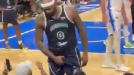Un exNBA la lía en Puerto Rico: gestos obscenos a un aficionado, conato de pelea y botellazos