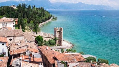75,000 tourists descend on tiny town with population of 8,000 creating 'gridlock'