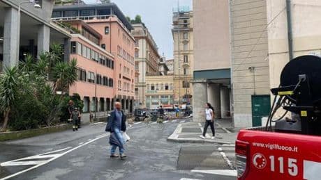 Genova, cadono pezzi di intonaco dal tetto del Carlo Felice