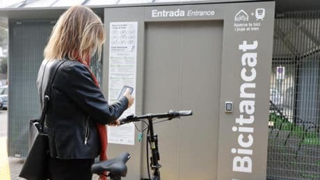 Descubre cómo FGC facilita la conexión entre tren y bicicleta