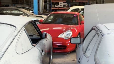Viaggia per il mondo a caccia di auto abbandonate: chi è il re dei ritrovamenti
