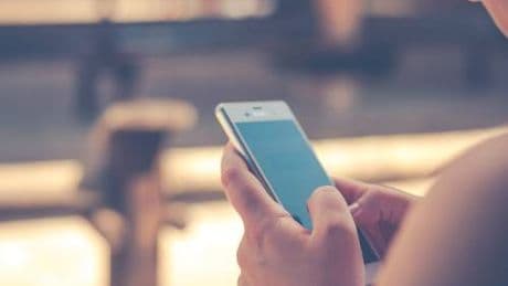 Noi scrolliamo, loro si deformano il cervello: l’infanzia rubata dallo smartphone