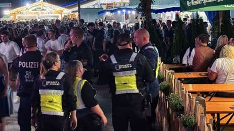 Unwetter: Polizei räumt Jahrmarkt in Bayern