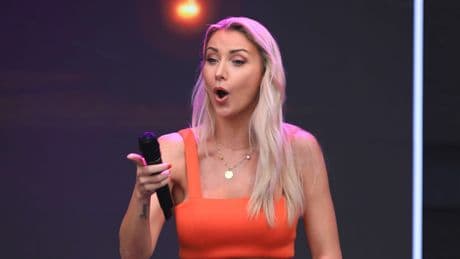 Ganz in schwarz: Anna-Carina Woitschack im knappen Hingucker-Look auf Hochzeit