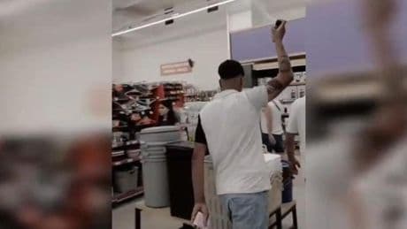 Markette etrafa deodorant sıkıp 'İstediğimi yaparım' diyen kişi gözaltına alındı
