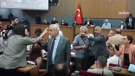 İzmir'de belediye meclisinde tartışma: CHP'li Lal Denizli AKP'li üyeye sert çıktı
