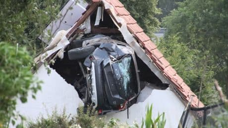 Auto kracht in Scheunendach – Kind schwer verletzt