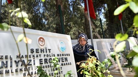 Silah arkadaşları şehit polisin annesini 9 yıldır yalnız bırakmıyor