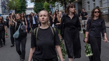 A Kiev, aux obsèques de Viktoria Rochtchyna, des larmes et des appels à faire justice