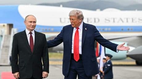 Trump-Putin, la gaffe della sicurezza: documenti riservati sull'incontro (e dei numeri di telefono) ritrovati nella stampante di un hotel