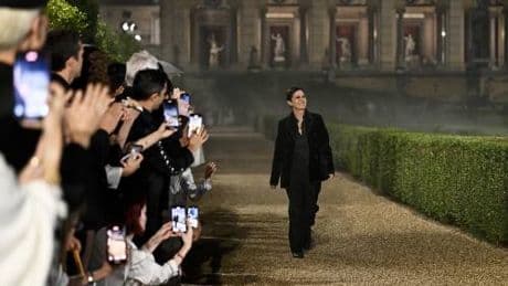 Maria Grazia Chiuri lascia Dior dopo 9 anni di successi e una sfilata epocale a Roma