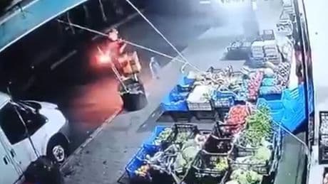 Küçükçekmece'de bir kişi, markete molotofkokteyli atıp kaçtı
