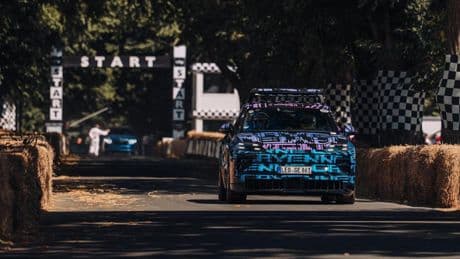 Porsche Cayenne sarà elettrica. E brilla al Goodwood Festival of Speed
