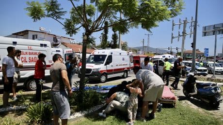 Muğla'da korkunç kaza! Minibüs ve hafif ticari araçcın çarpıştı: 11 yaralı