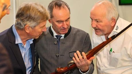 Bayern: Hubert Aiwanger will Jagd auf Nil- und Rostgänse erleichtern
