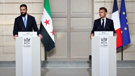 "Des postures à fins politiciennes": Macron répond aux critiques sur la venue du président syrien