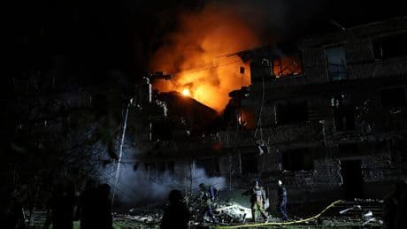 Flammen, Verletzte, Zerstörung - Wieder schwerer Russen-Angriff auf Ukraine
