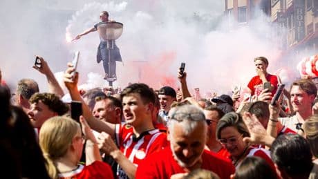 Duizenden fans vieren kampioenschap PSV in binnenstad Eindhoven, pleinen vol