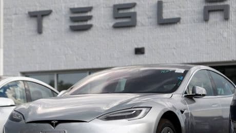 Tesla condannata a pagare 243 milioni $ per incidente causato da pilota automatico