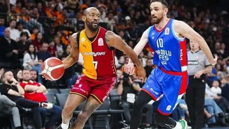 Anadolu Efes'ten erteleme maçında Galatasaray'a fark!