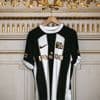 Ce maillot d’un club européen bien connu ressemble comme deux gouttes d’eau à celui... d’Angers Sco