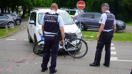 Unfall in Haslach - Radfahrerin (80) wird von Auto erfasst und stirbt
