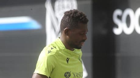 Le sale una 'novia' a Hamari Traoré en Francia