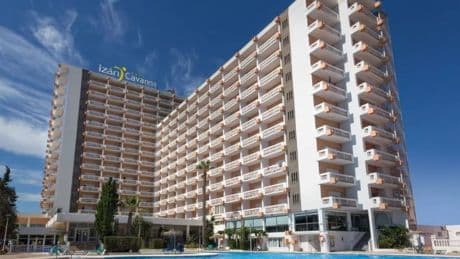 Meer dan 100 toeristen in Spanje getroffen door voedselvergiftiging: 20 mensen met spoed naar ziekenhuis gebracht