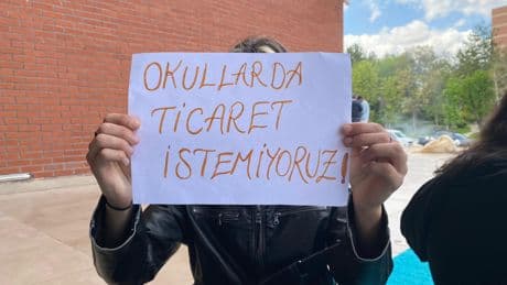 Anadolu Üniversitesinde öğrenciler okullarındaki sponsorlu etkinliği protesto etti