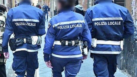 Rubano cellulare e sigarette, arrestati tre ladri per furto con strappo