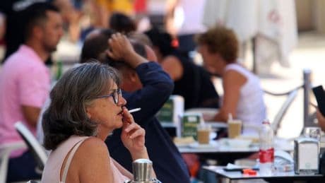 La nueva ley antitabaco propone multar a los padres de los menores que vapean y libera de humo las terrazas