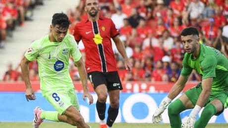 Pedri mueve al equipo y muerde en defensa