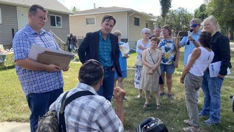 Alberta’s transportation minister meets with Edmontonians on bike lanes