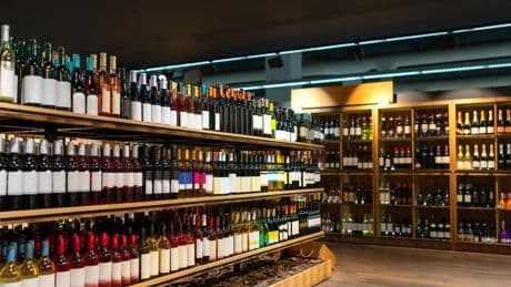 Droits de douane: la filière des vins et spiritueux français appelle à «poursuivre les négociations»