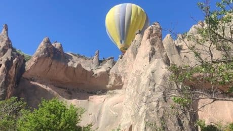 Kapadokya'da sıcak hava balonu, kayalıklara zorunlu iniş yaptı: 20 turist kayalıklarda mahsur kaldı