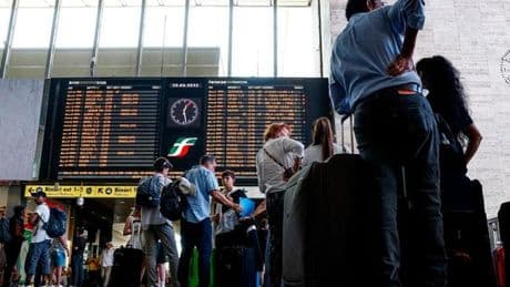 Sciopero dei treni in corso, stop fino alle 18: ecco le fasce garantite e come chiedere i rimborsi