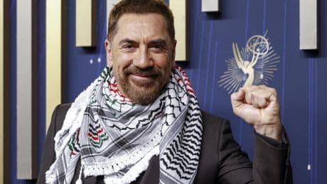 Javier Bardem acude a los Emmy con un pañuelo palestino