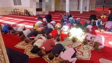 Polémica por la foto de los niños de una guardería católica arrodillados durante la visita a una mezquita en Treviso