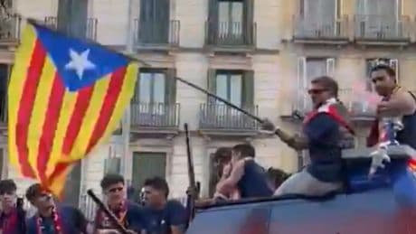 Lluvia de críticas a Íñigo Martínez por ondear una estelada durante la rúa del Barça: &quot;Que no vuelva a la selección española&quot;